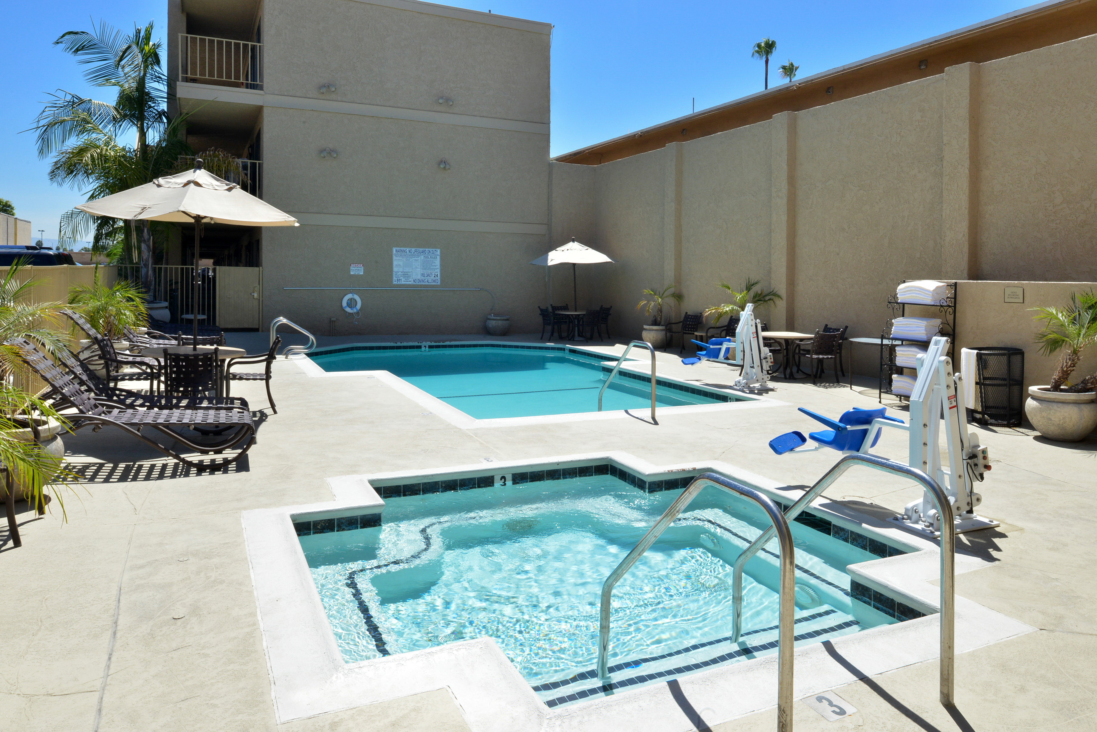 Anaheim Inn pool 2014 1 - Anaheim Inn