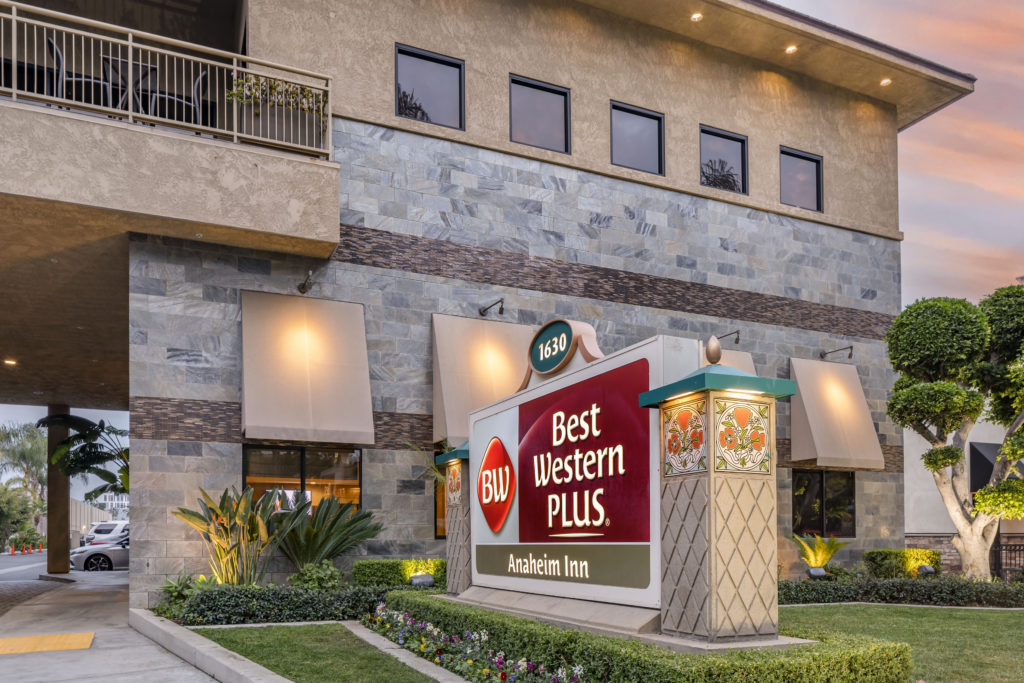 Anaheim Inn - exterior with hotel sign and entrance